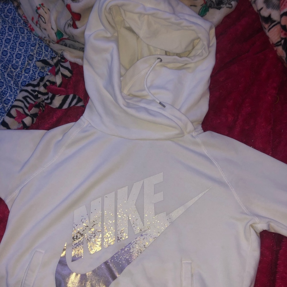 white nike pull over